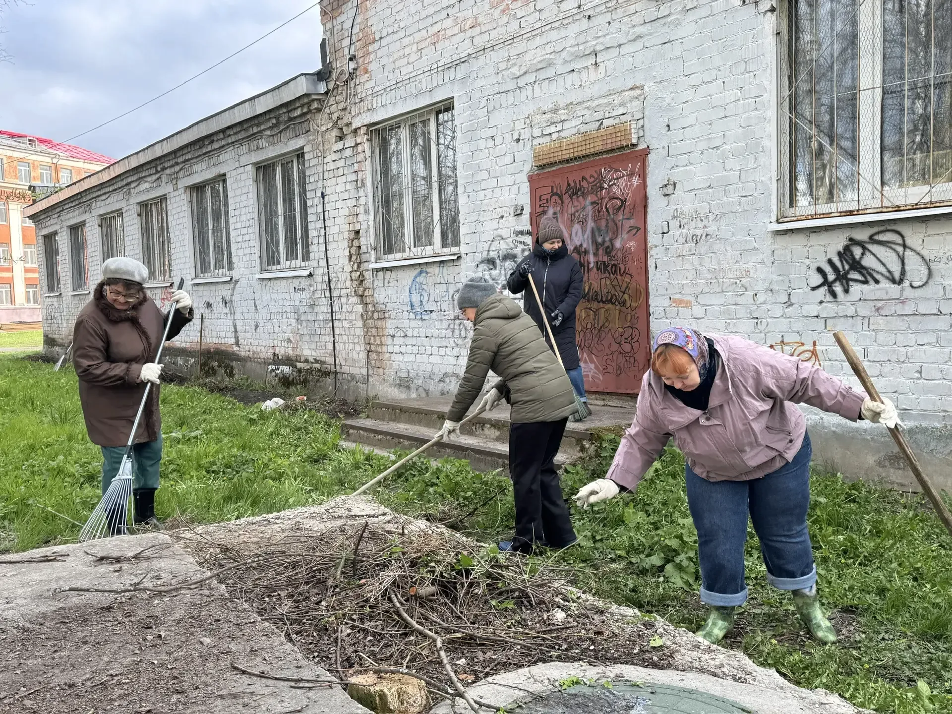🌷 Мы открыли май вместе!  В первый день мая педагоги и воспитанники дружно собрались у родной школы 