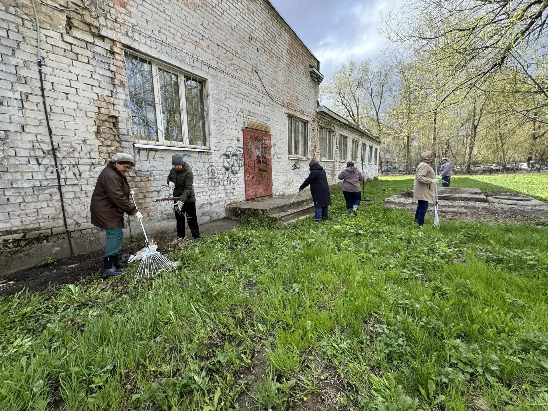 🌷 Мы открыли май вместе!  В первый день мая педагоги и воспитанники дружно собрались у родной школы 