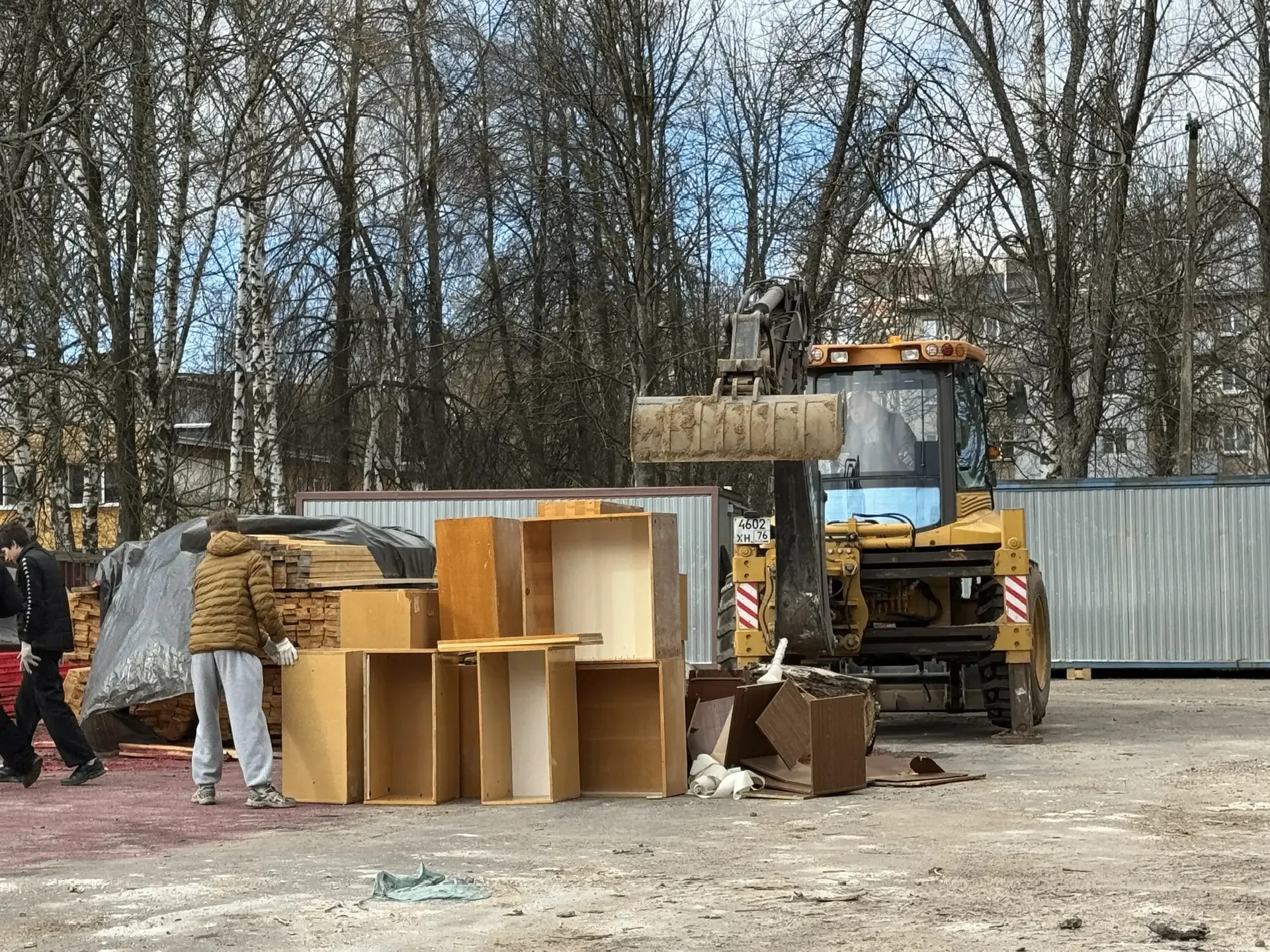 🌷 Мы открыли май вместе!  В первый день мая педагоги и воспитанники дружно собрались у родной школы 