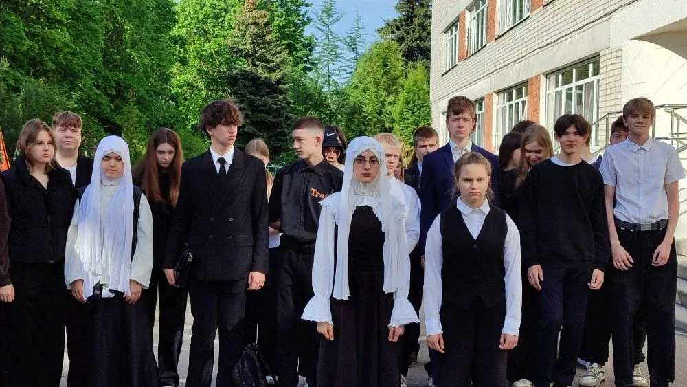 Начали новую учебную неделю с традиционной церемонии поднятия Государственного флага Российской Феде