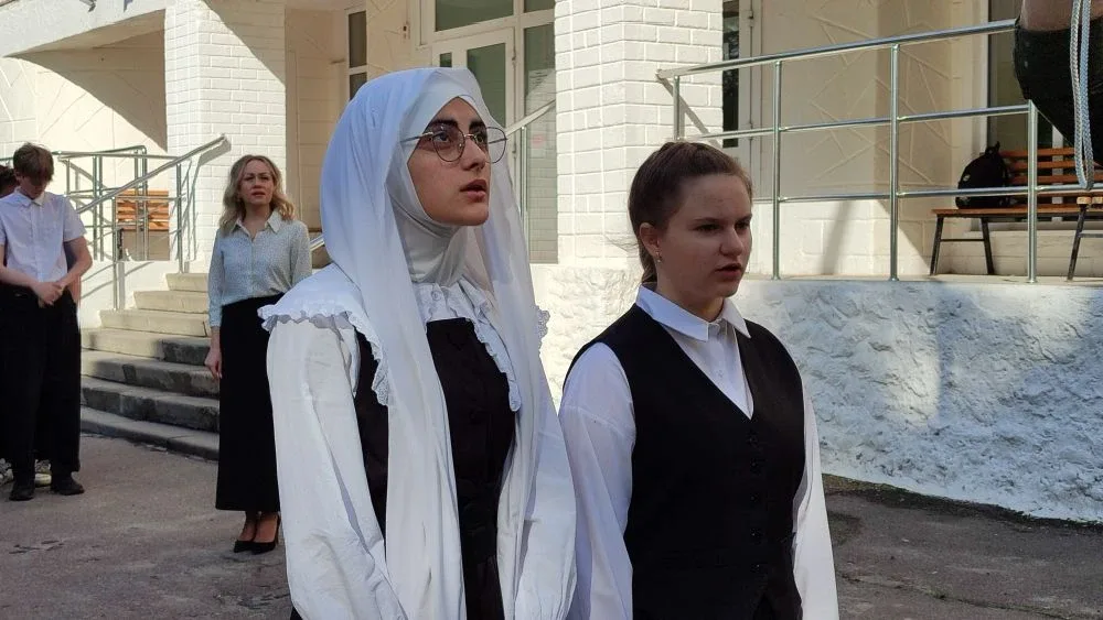 Начали новую учебную неделю с традиционной церемонии поднятия Государственного флага Российской Феде