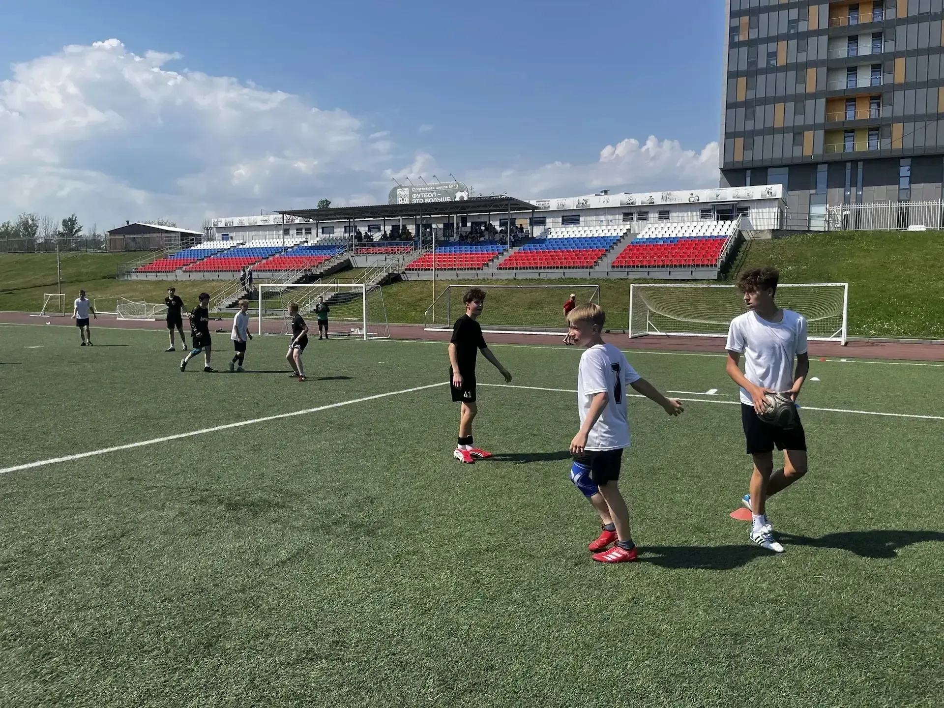 В тот момент когда практически все ученики уже на каникулах, наши мальчишки и девчонки из 6-7 классо