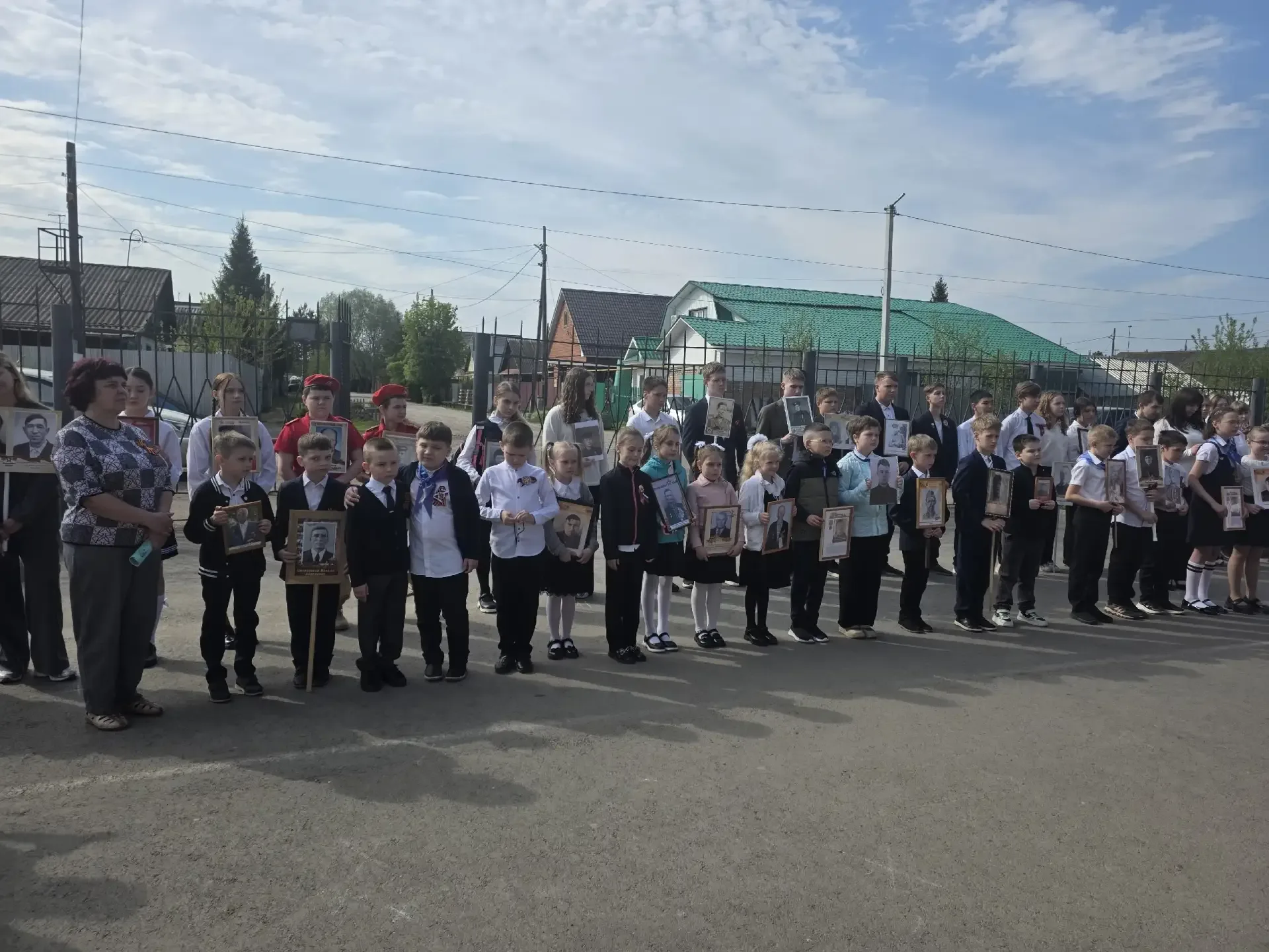 В нашей школе ежегодно проходит торжественный митинг, посвящённый Дню Победы. Этот год не стал исклю