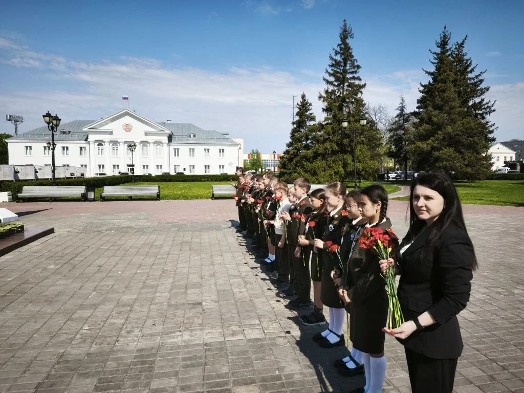 🕯 4А у Вечного огня: память не гаснет  Накануне Дня Победы советник директора по воспитанию Сидельни