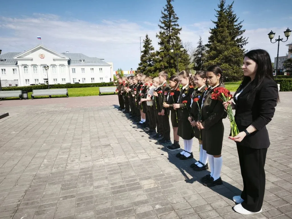 🕯 4А у Вечного огня: память не гаснет  Накануне Дня Победы советник директора по воспитанию Сидельни