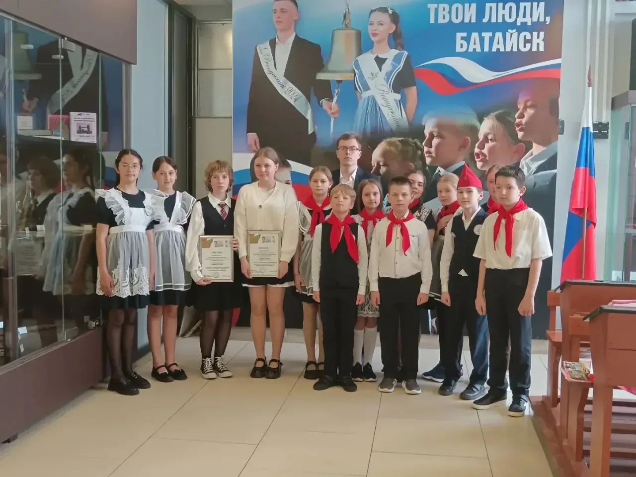 В нашем школьном музее ПОПОЛНЕНИЕ экспонатов! 🎉🏛️  Экспонаты, посвящённые пионерии, в дар музею пере