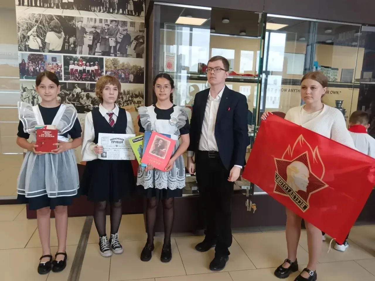 В нашем школьном музее ПОПОЛНЕНИЕ экспонатов! 🎉🏛️  Экспонаты, посвящённые пионерии, в дар музею пере