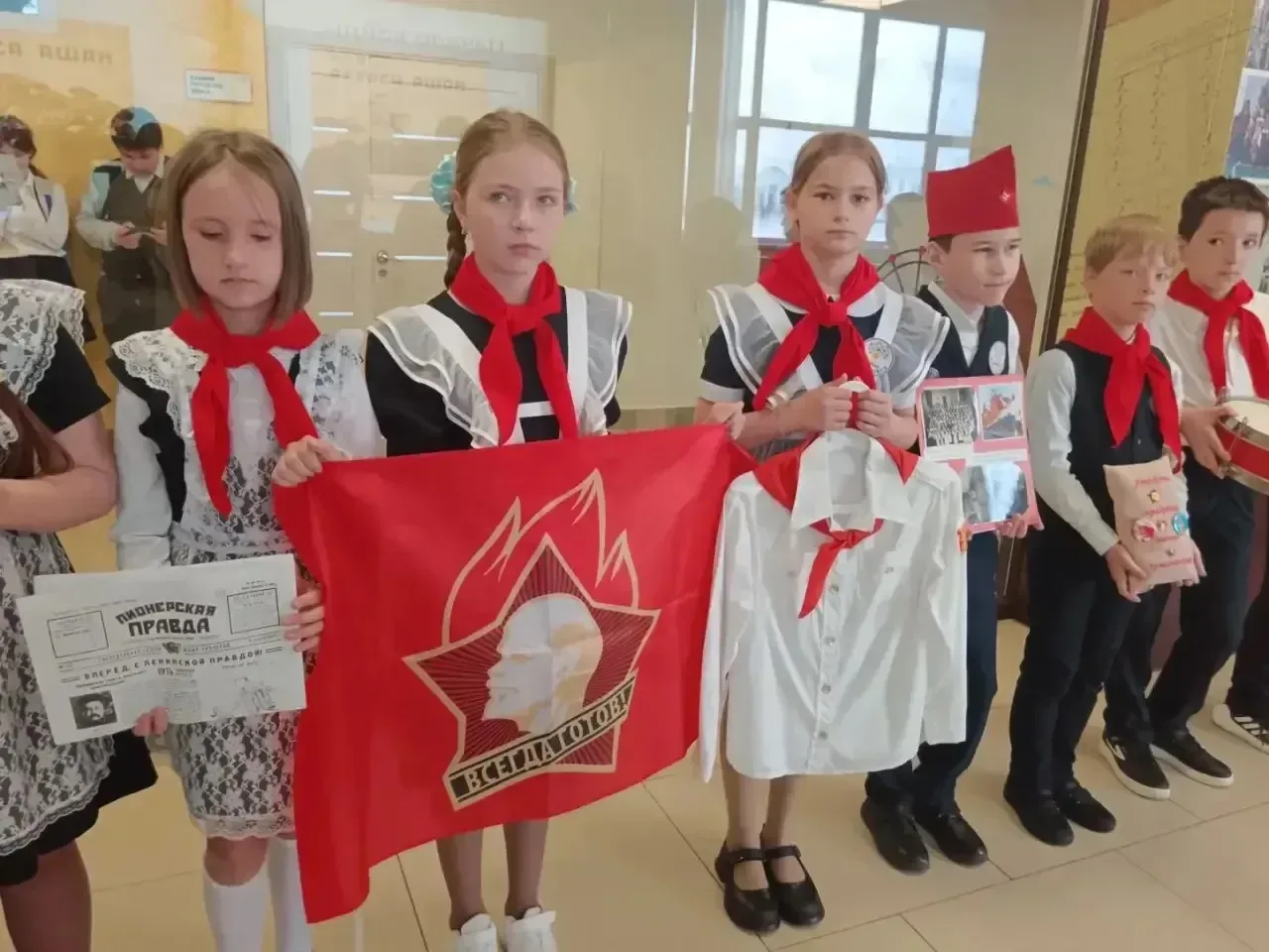 В нашем школьном музее ПОПОЛНЕНИЕ экспонатов! 🎉🏛️  Экспонаты, посвящённые пионерии, в дар музею пере