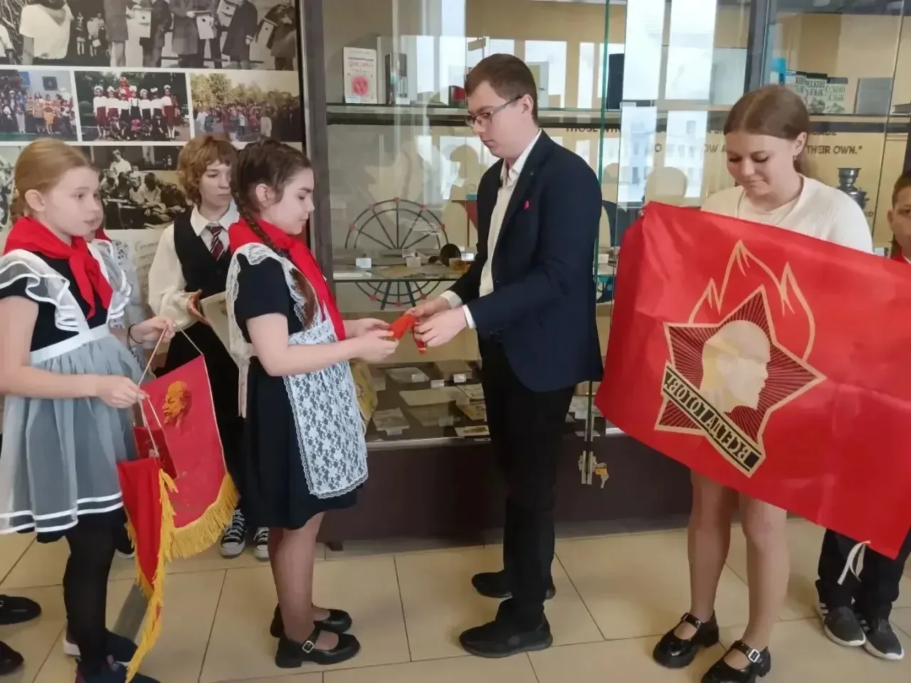 В нашем школьном музее ПОПОЛНЕНИЕ экспонатов! 🎉🏛️  Экспонаты, посвящённые пионерии, в дар музею пере