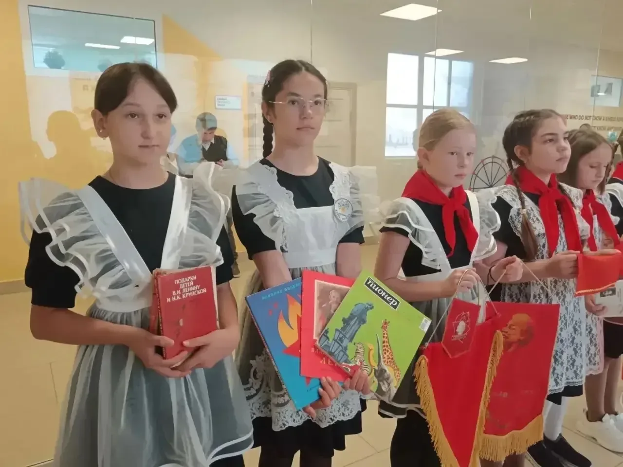 В нашем школьном музее ПОПОЛНЕНИЕ экспонатов! 🎉🏛️  Экспонаты, посвящённые пионерии, в дар музею пере