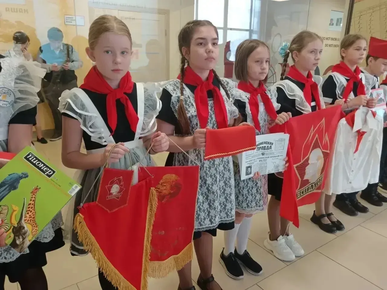 В нашем школьном музее ПОПОЛНЕНИЕ экспонатов! 🎉🏛️  Экспонаты, посвящённые пионерии, в дар музею пере