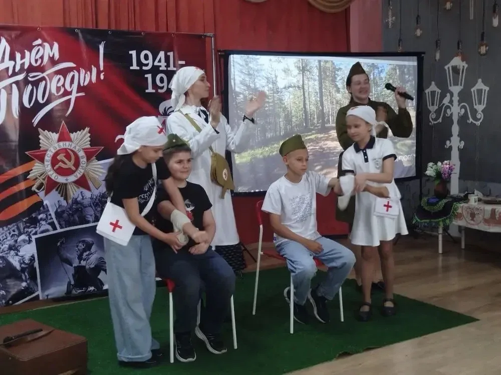 🎭 ЖИВАЯ ИСТОРИЯ НА СЦЕНЕ: «СЛЕД ПАМЯТИ» 🎭  Сегодня ученики 2-Д, 2-Е, 3-Е и 3-П классов прикоснулись 