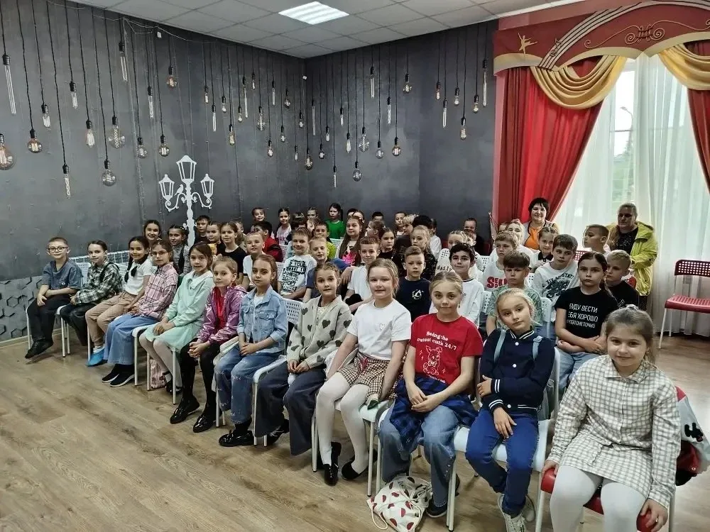 🎭 ЖИВАЯ ИСТОРИЯ НА СЦЕНЕ: «СЛЕД ПАМЯТИ» 🎭  Сегодня ученики 2-Д, 2-Е, 3-Е и 3-П классов прикоснулись 