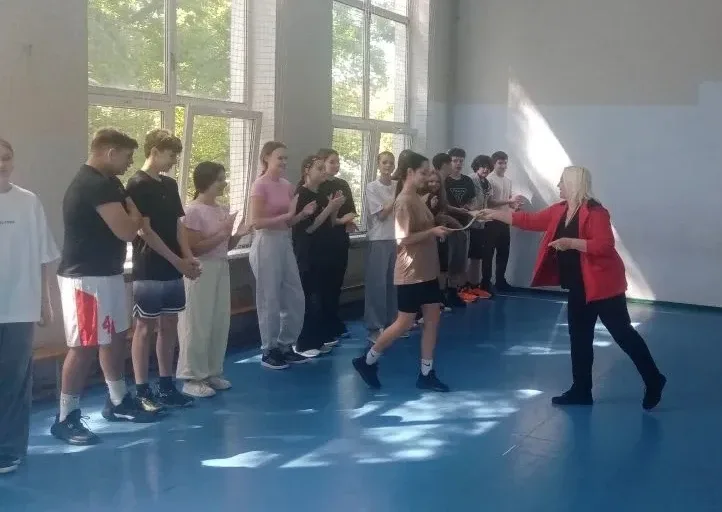 🏃‍♂️💥🎶 День здоровья в МОБУ СОШ №12 — это был взрыв энергии Спортивная площадка: бег, прыжки, борьба