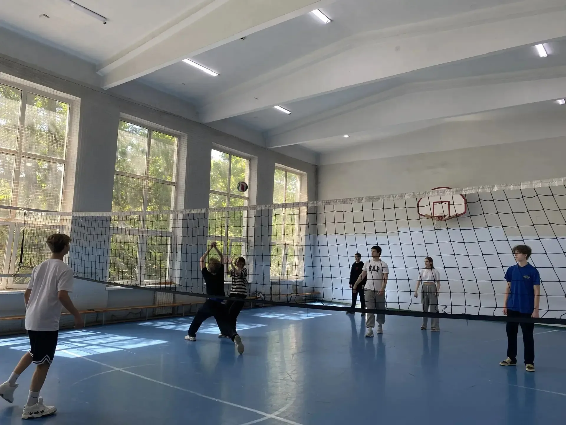 🏃‍♂️💥🎶 День здоровья в МОБУ СОШ №12 — это был взрыв энергии Спортивная площадка: бег, прыжки, борьба