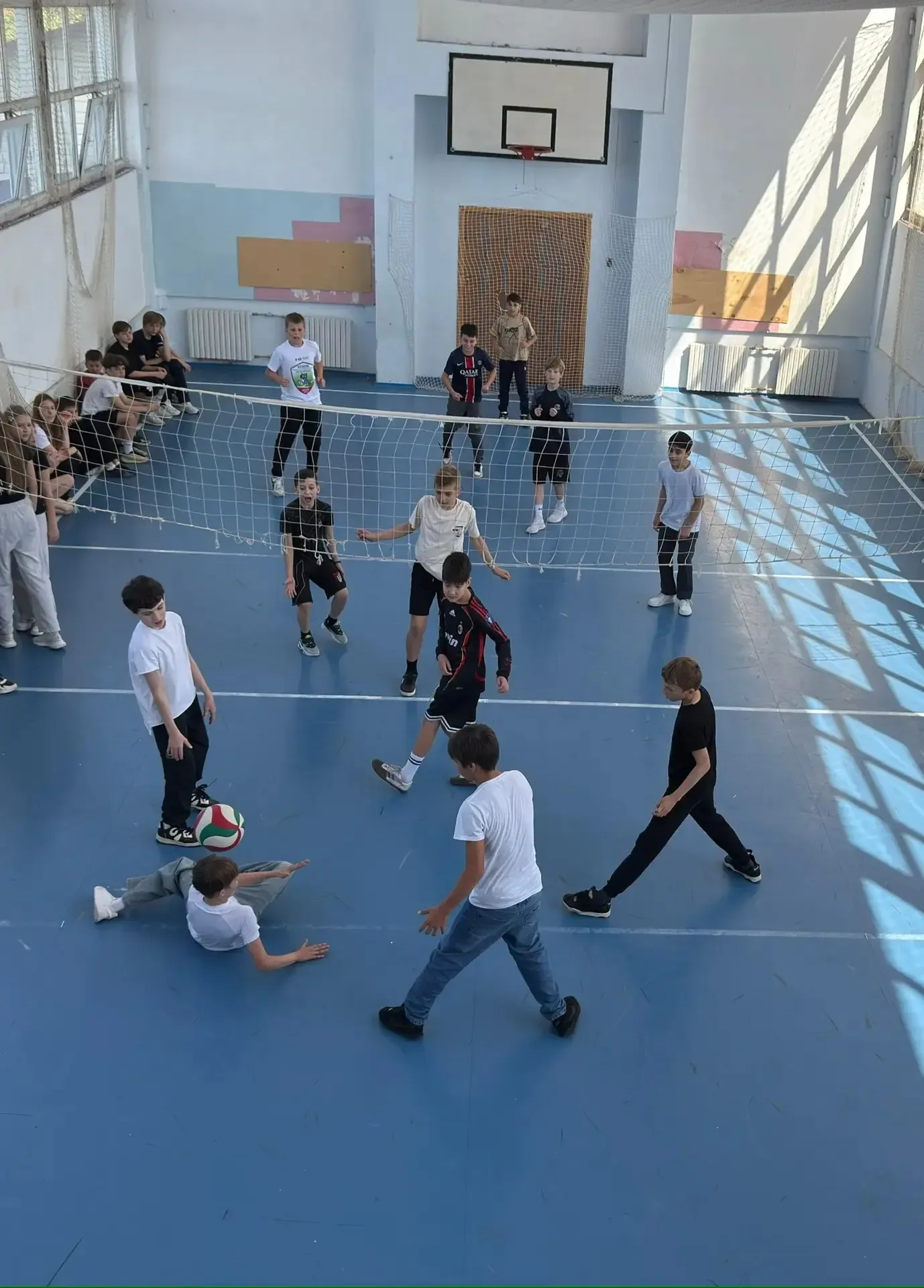 🏃‍♂️💥🎶 День здоровья в МОБУ СОШ №12 — это был взрыв энергии Спортивная площадка: бег, прыжки, борьба