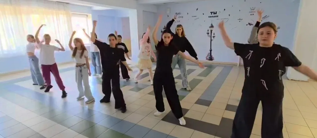 🏃‍♂️💥🎶 День здоровья в МОБУ СОШ №12 — это был взрыв энергии Спортивная площадка: бег, прыжки, борьба