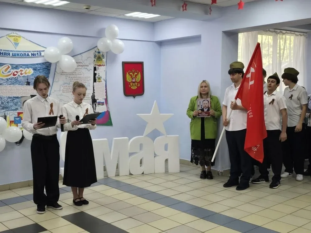 "Мы помним. Мы гордимся" Торжественная линейка, минута молчания, звуки вальса медсестры… В МОБУ СОШ 