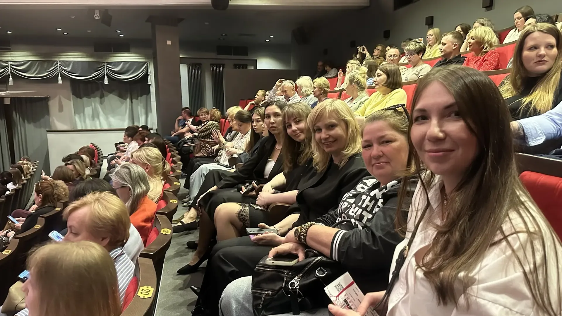 🎭 Идем в театр… с профсоюзом!  Коллектив многопрофильной школы №39 — это люди, которым интересно всё
