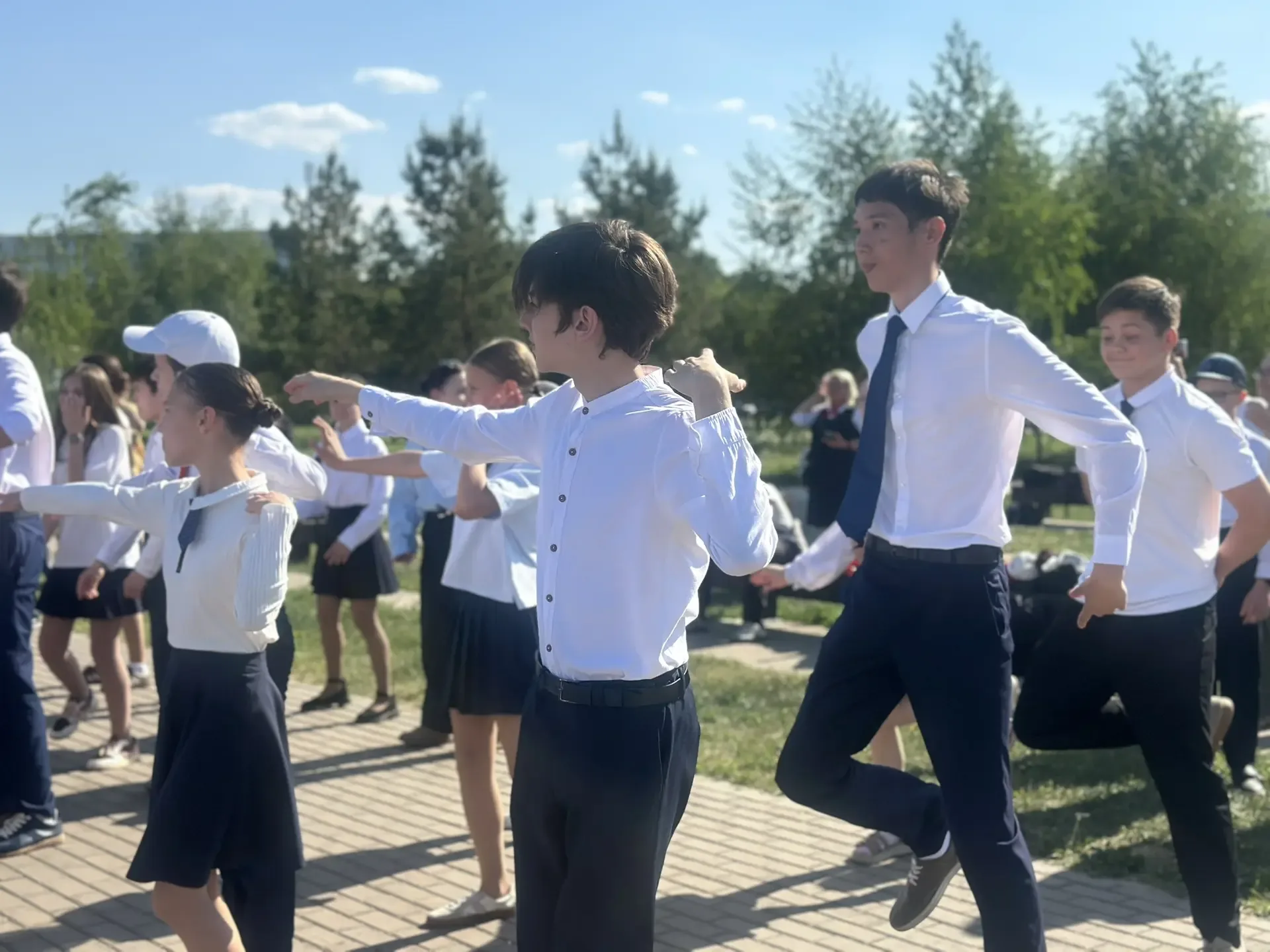 Танцевать можно везде, но лучше всего — вместе! 💫  Сегодня наши ученики вышли на городской марафон «