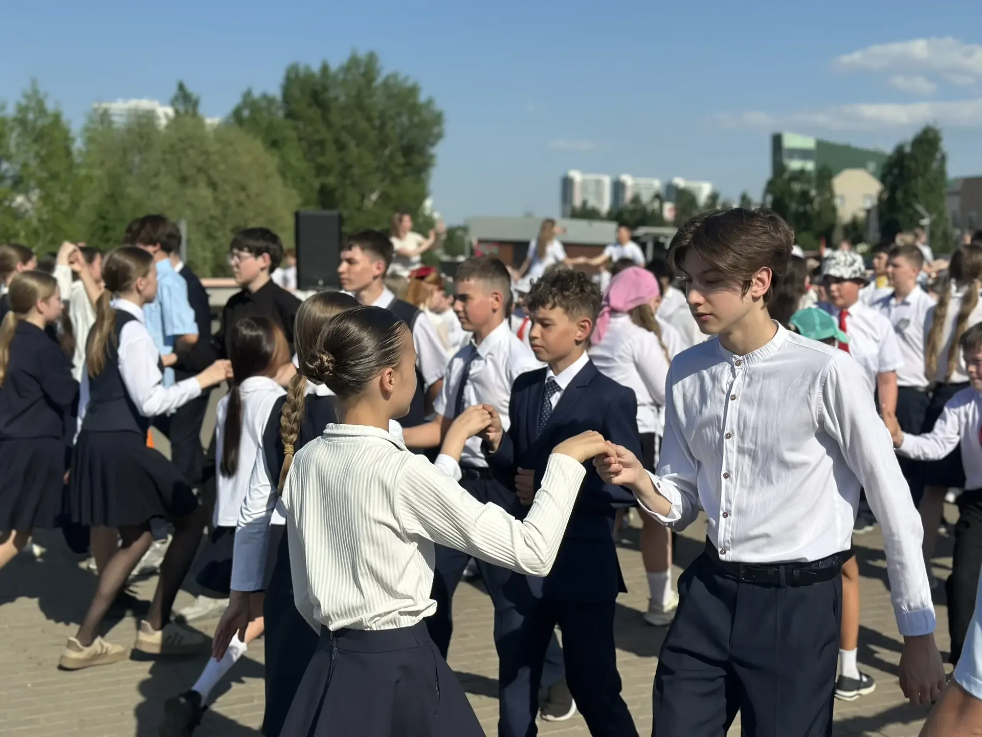 Танцевать можно везде, но лучше всего — вместе! 💫  Сегодня наши ученики вышли на городской марафон «