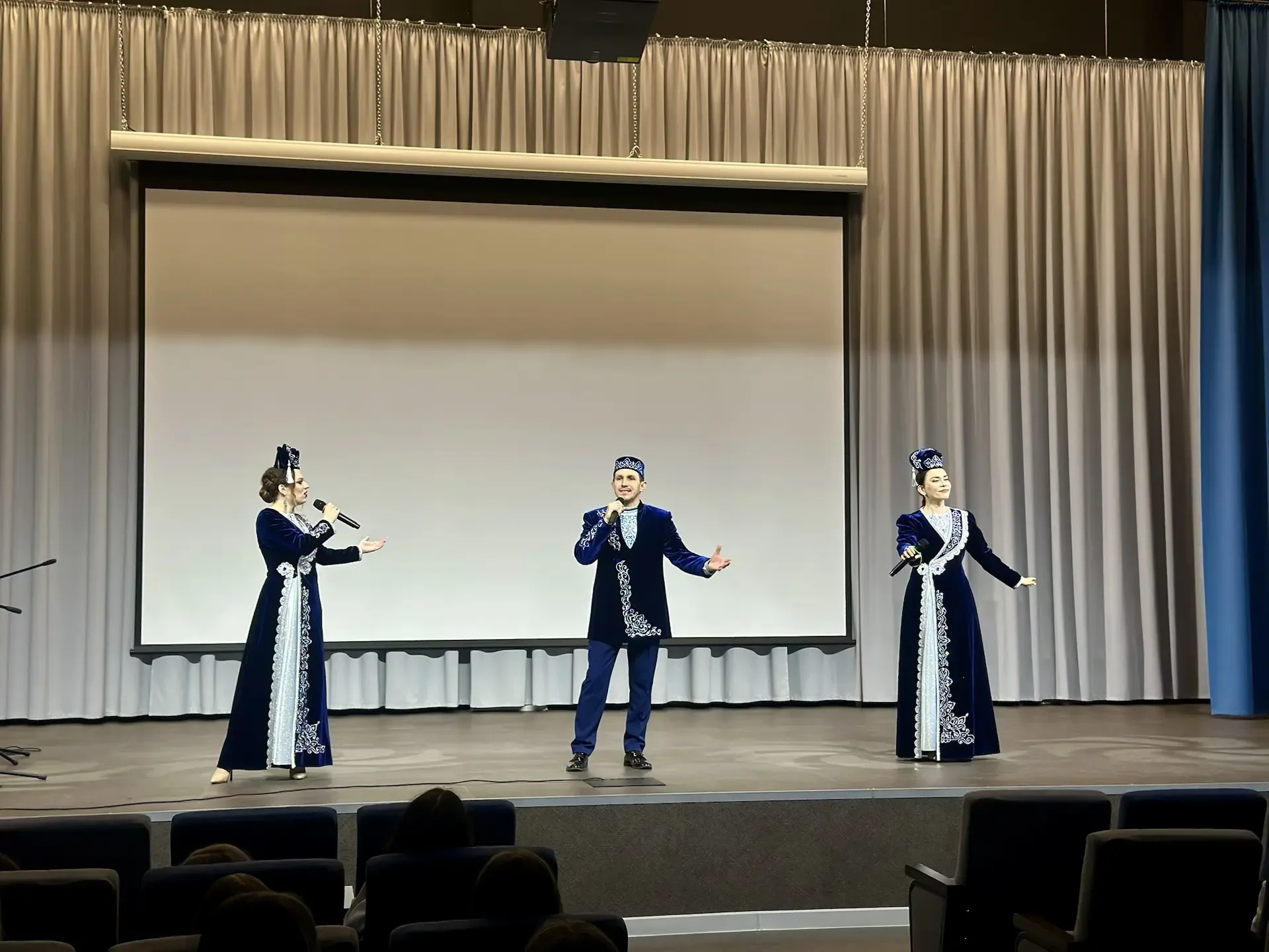 Сегодня в стенах Многопрофильной школы № 39 звучали «Народные мотивы» 🎶  Театр танца «Булгары» подар