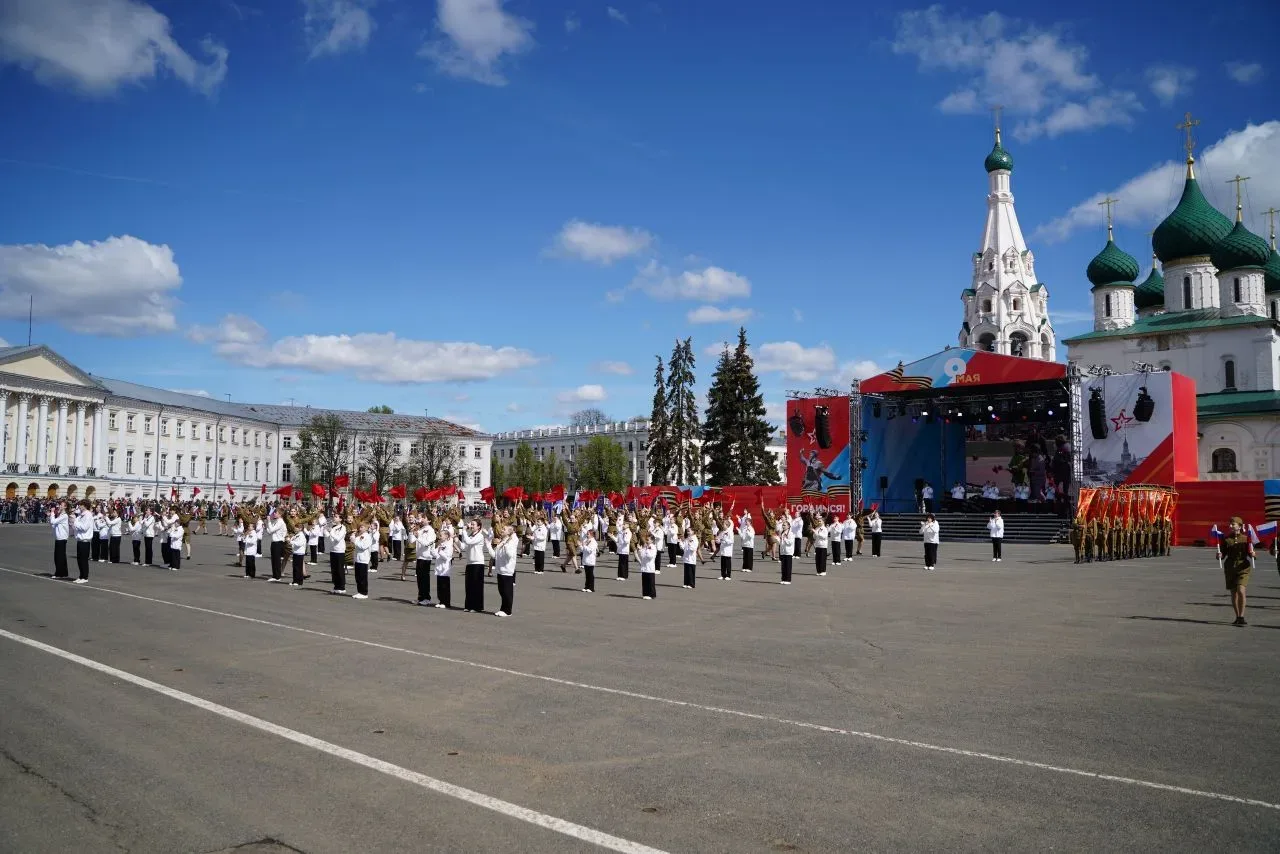 🔊Сегодня на Советской площади Ярославля состоялось торжественное шествие, посвящённое 81-й годовщине