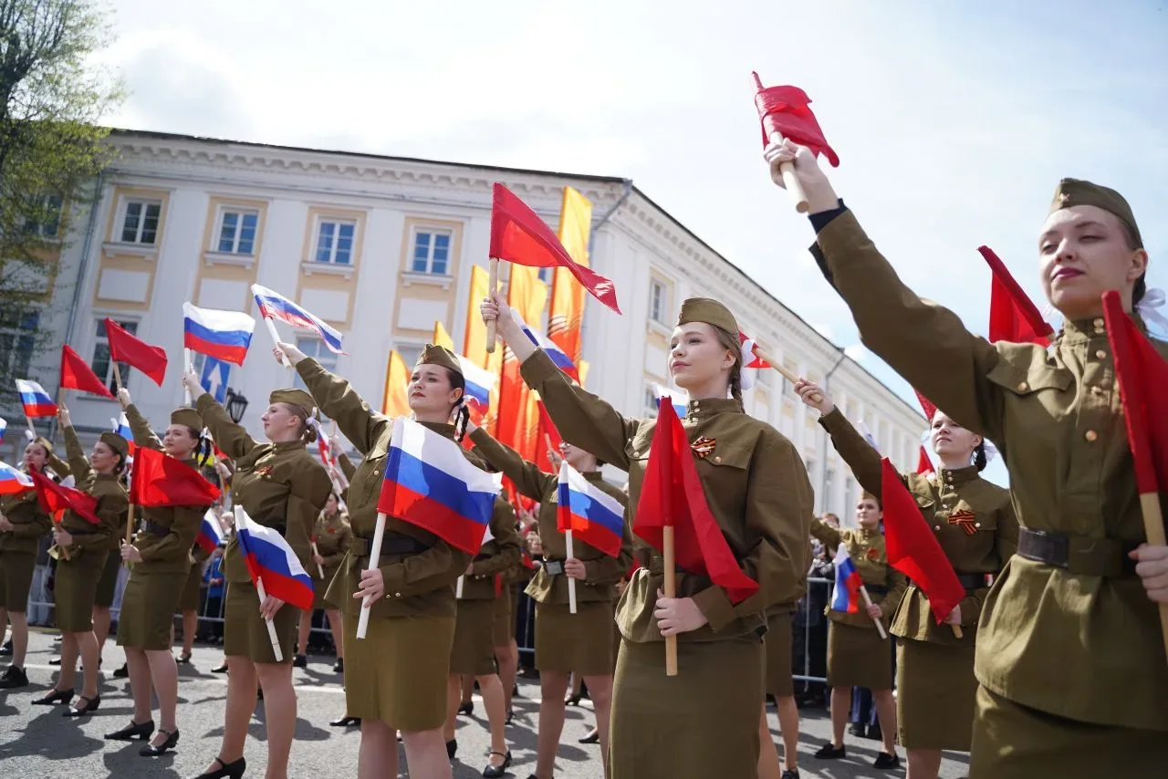 🔊Сегодня на Советской площади Ярославля состоялось торжественное шествие, посвящённое 81-й годовщине