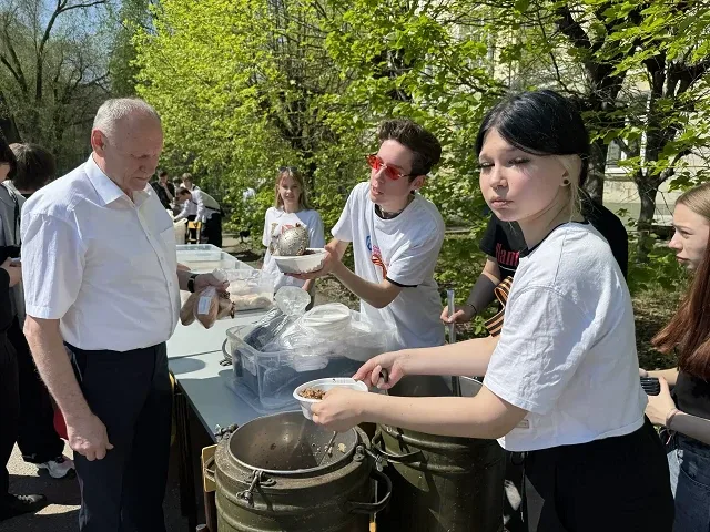 🎖️ День Победы в колледже продолжается: концерт и полевая кухня.  В нашем колледже с размахом отмети
