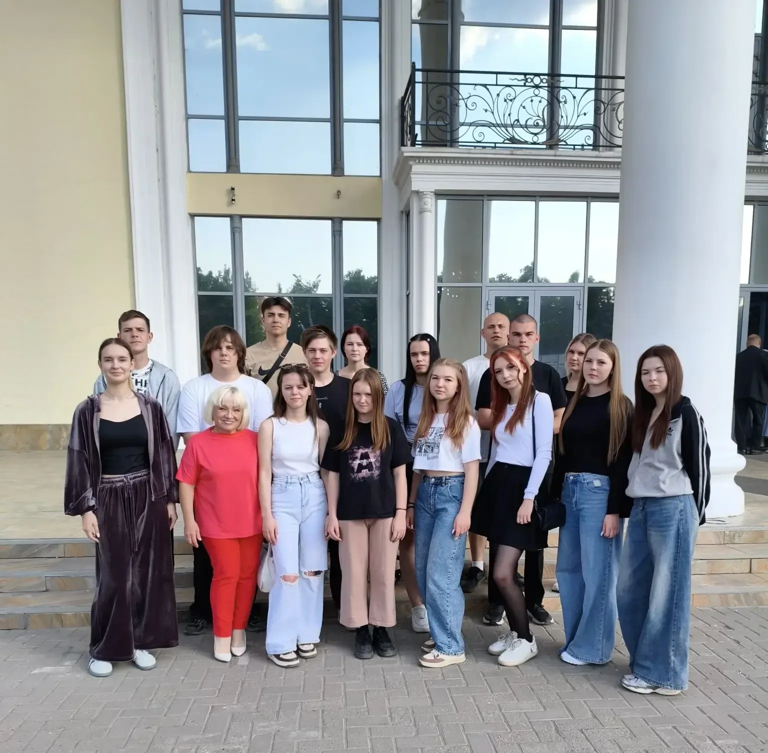Совместные походы в театр действительно могут стать хорошей традицией, которая объединяет студентов 