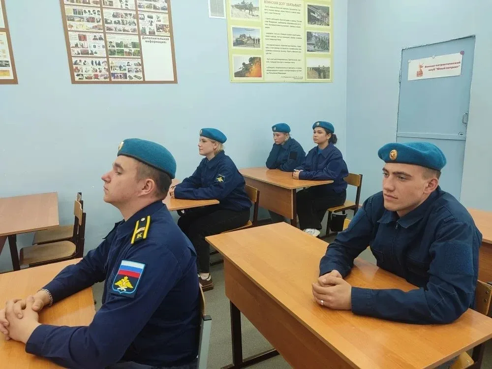 «Урок о важном: равнение на героя»🇷🇺  14 мая студенты групп 2524 ПД и 2323 совместно с ВПК «Кадеты ю