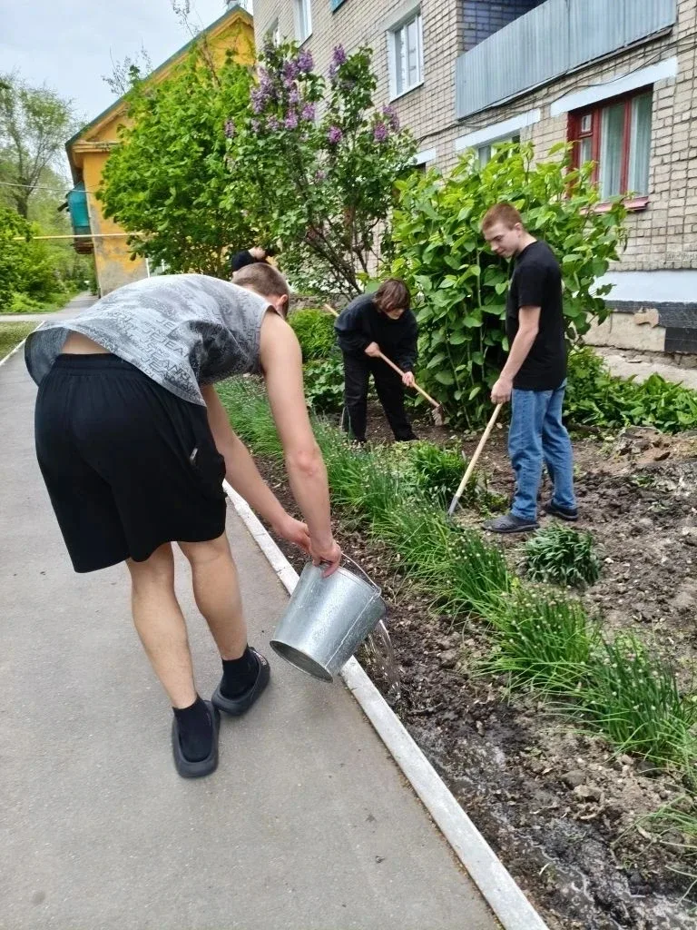 🌱 Трудовой десант: вместе за чистоту и уют!  В эти выходные студенты, проживающие в общежитии коллле