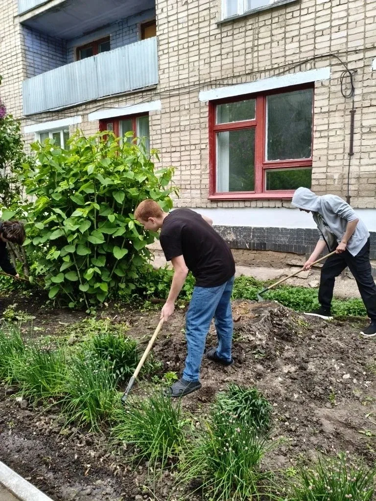 🌱 Трудовой десант: вместе за чистоту и уют!  В эти выходные студенты, проживающие в общежитии коллле