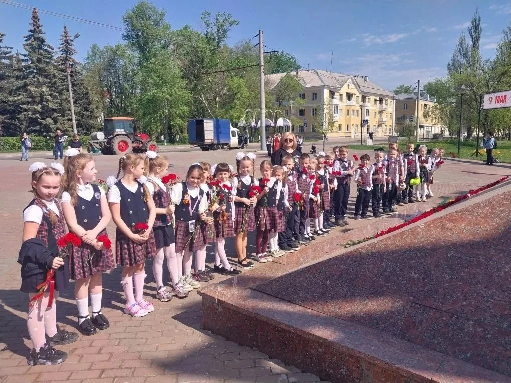 Сегодня, в преддверии праздника "День Победы"учащиеся младших классов посетили мемориал памяти Воина