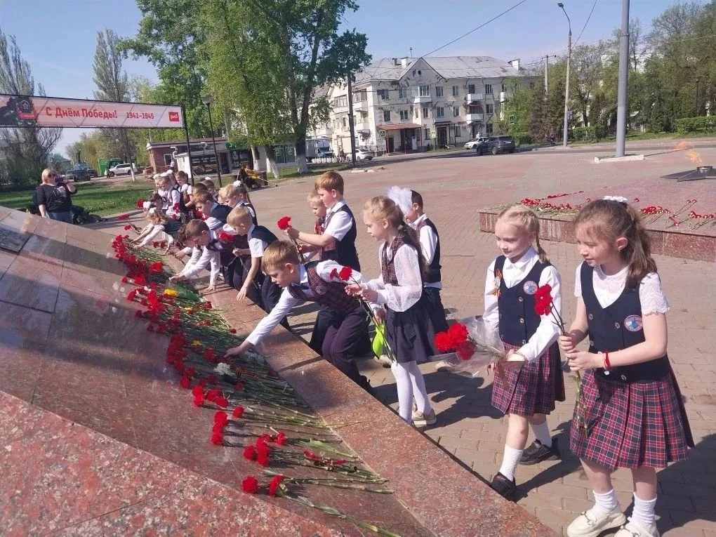 Сегодня, в преддверии праздника "День Победы"учащиеся младших классов посетили мемориал памяти Воина
