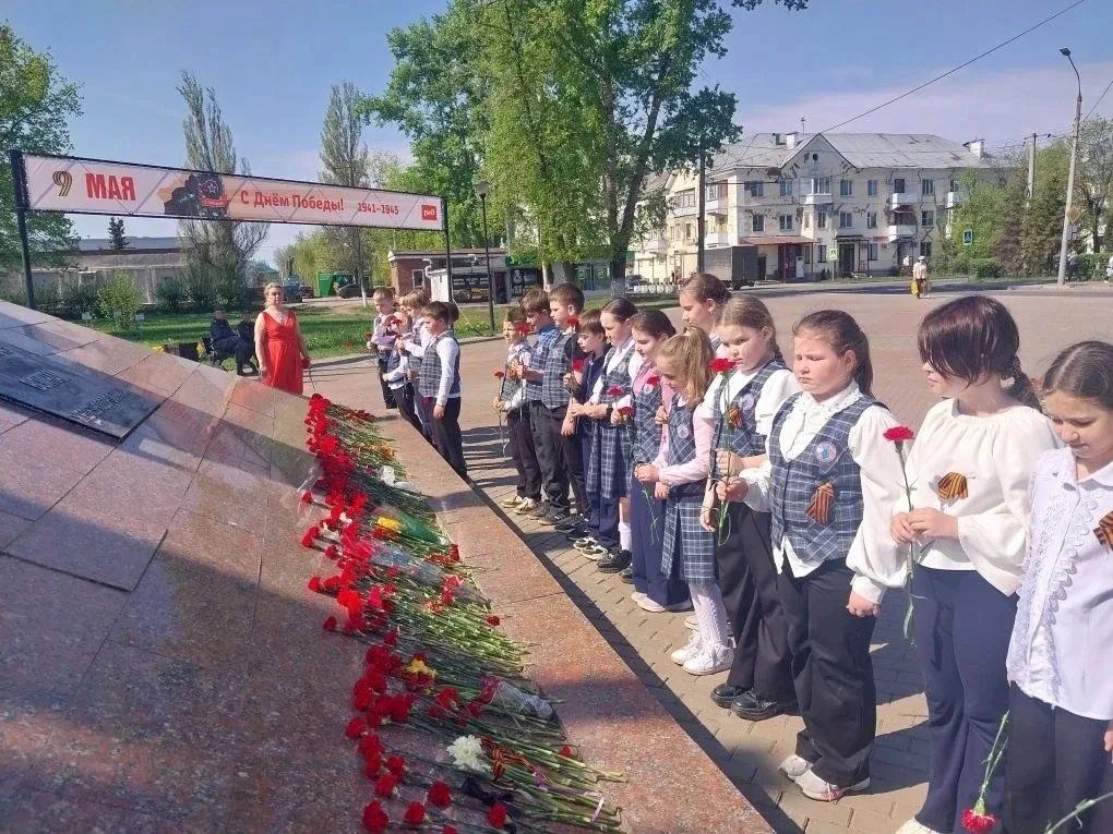 Сегодня, в преддверии праздника "День Победы"учащиеся младших классов посетили мемориал памяти Воина