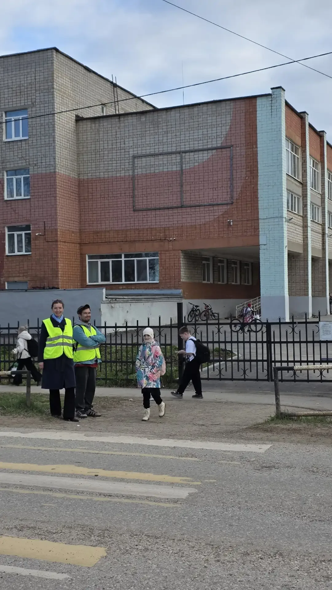 12 мая силами родителей 3Д класса прошёл патруль по соблюдению правил дорожного движения: пешеходам 