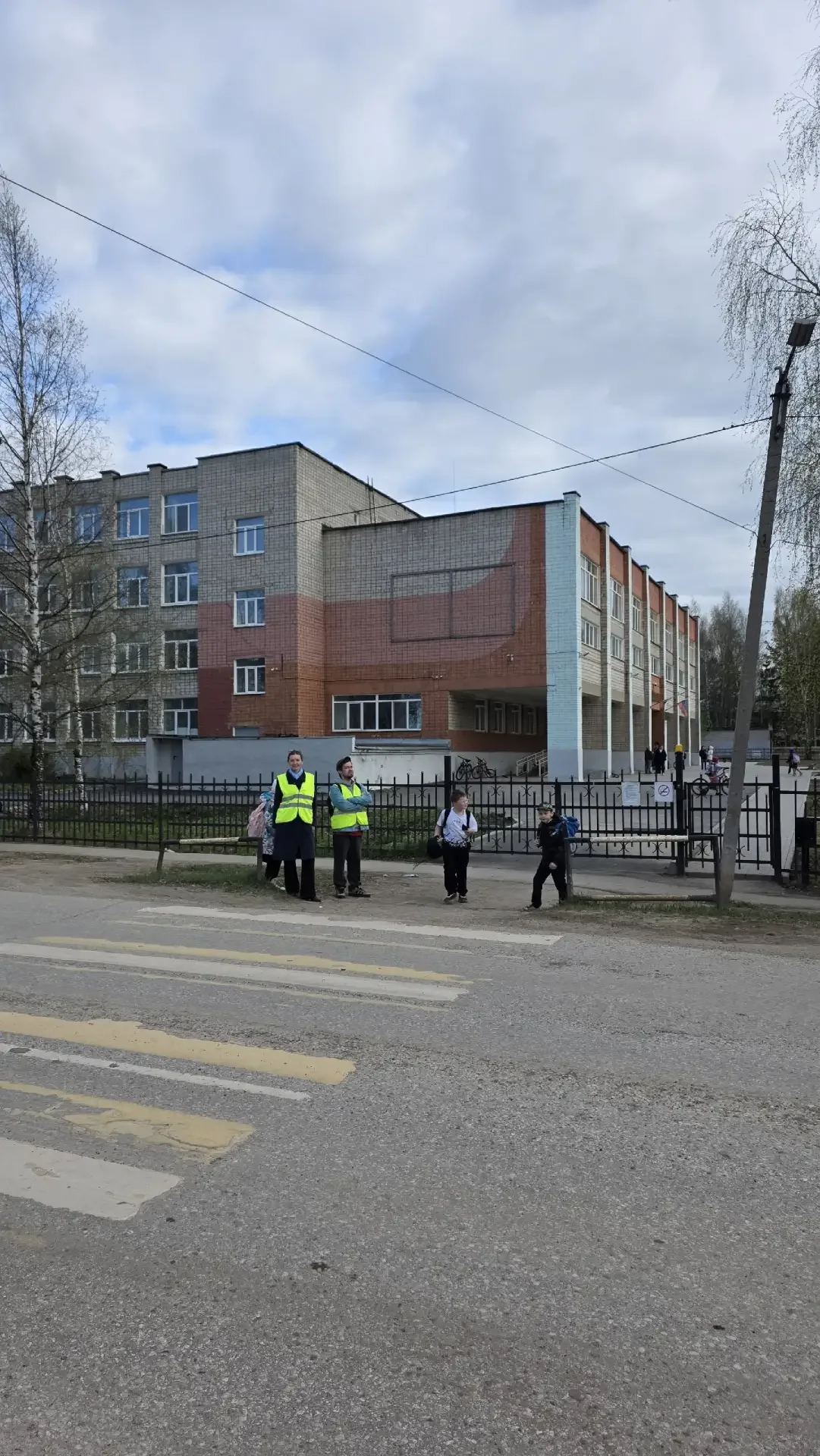 12 мая силами родителей 3Д класса прошёл патруль по соблюдению правил дорожного движения: пешеходам 