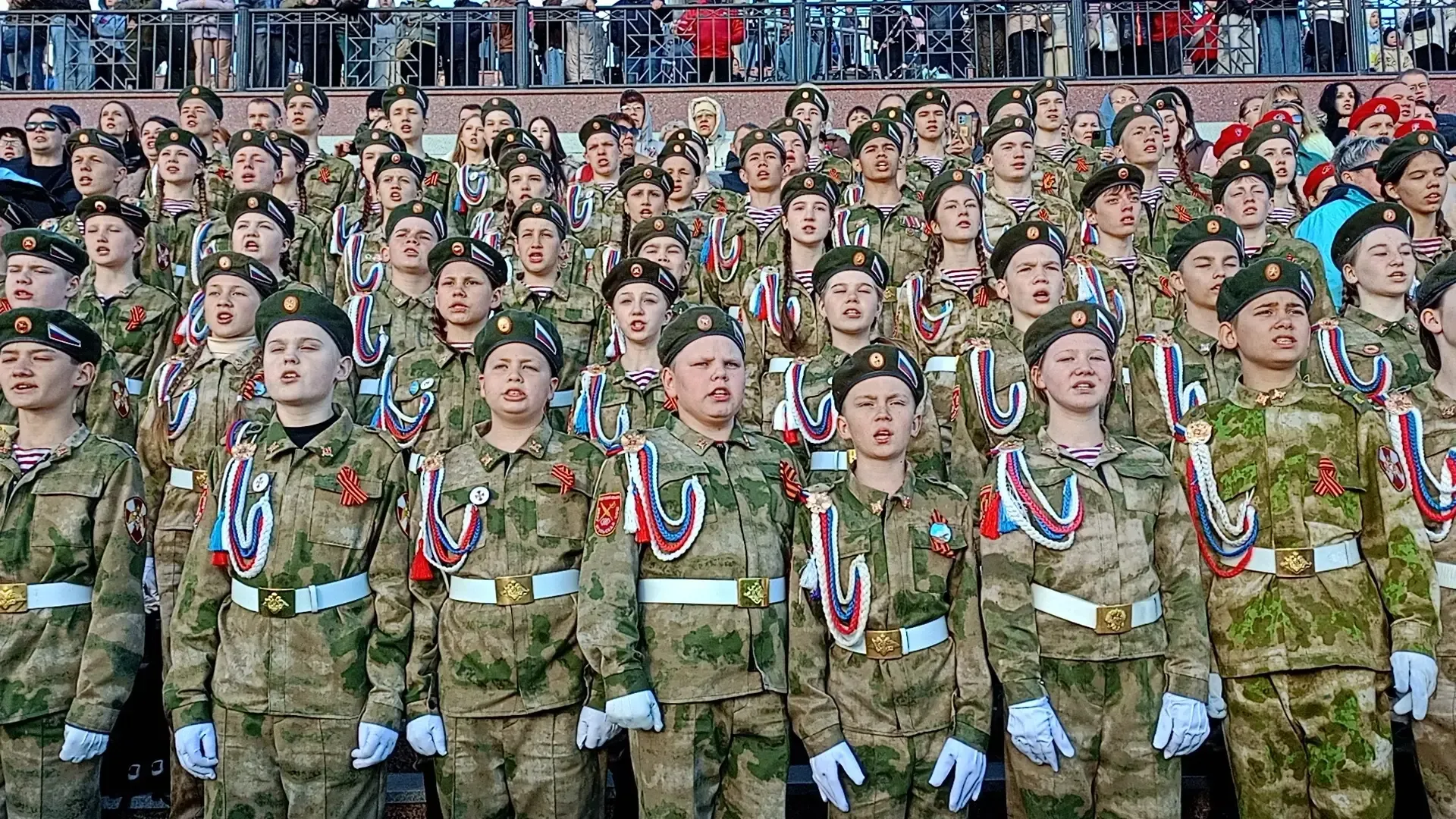 Сегодня, в такой важный и значимый праздник, наши кадеты — более 70 человек — с гордостью приняли уч