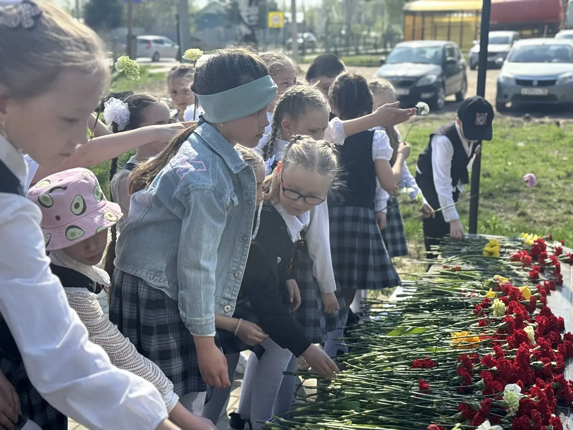 Сегодня в нашей начальной школе прошли трогательные митинги памяти, посвящённые подвигу нашего народ