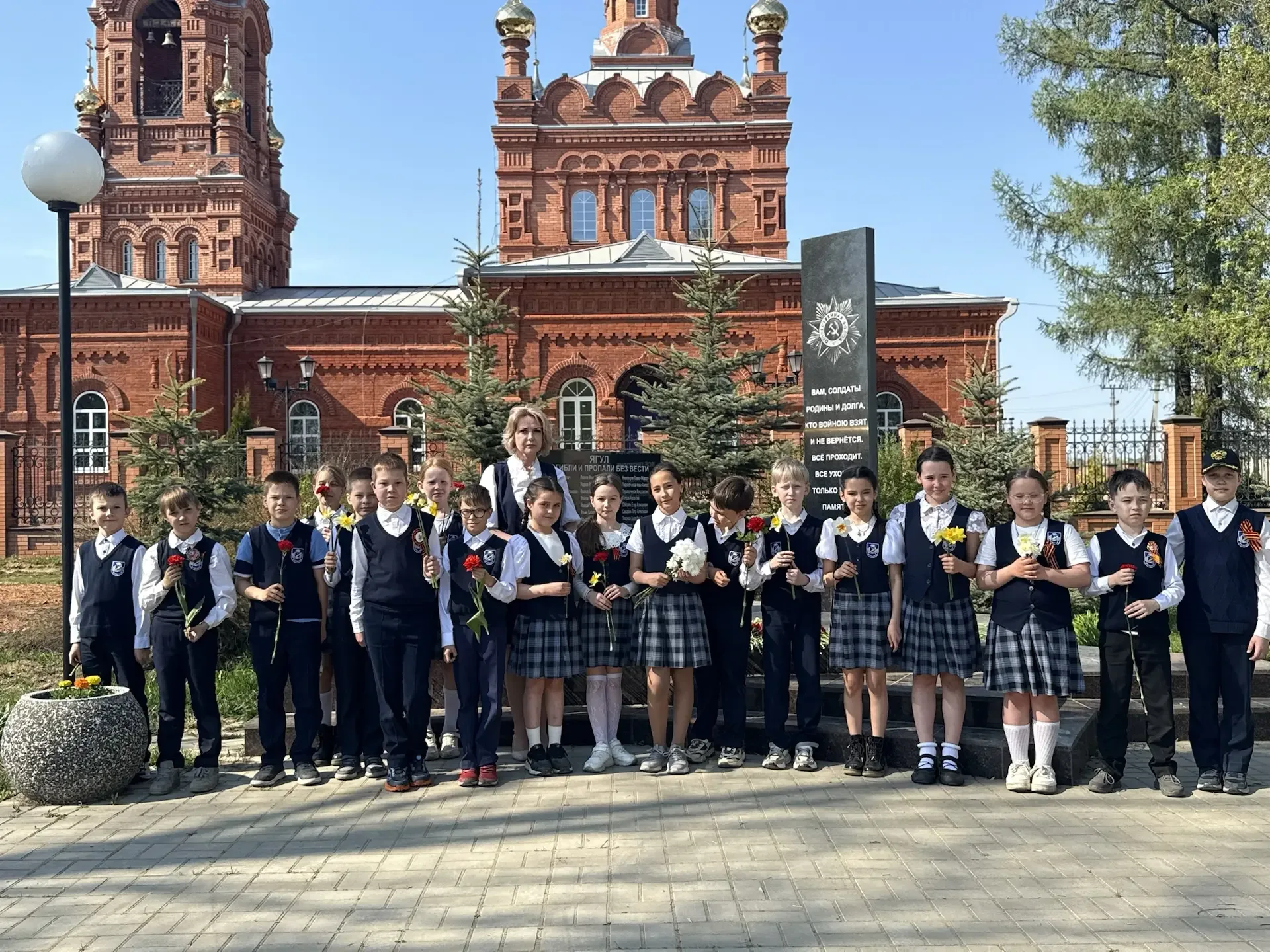 Сегодня в нашей начальной школе прошли трогательные митинги памяти, посвящённые подвигу нашего народ