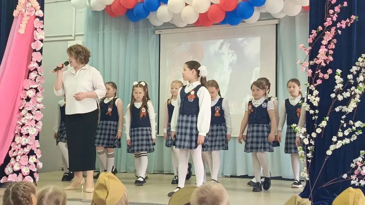 Сегодня в нашей начальной школе прошли трогательные митинги памяти, посвящённые подвигу нашего народ