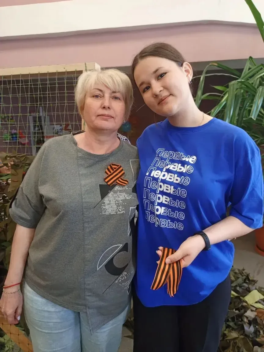 📍 Активисты Движения Первых нашей гимназии присоединились к всероссийской акции «Георгиевская ленточ