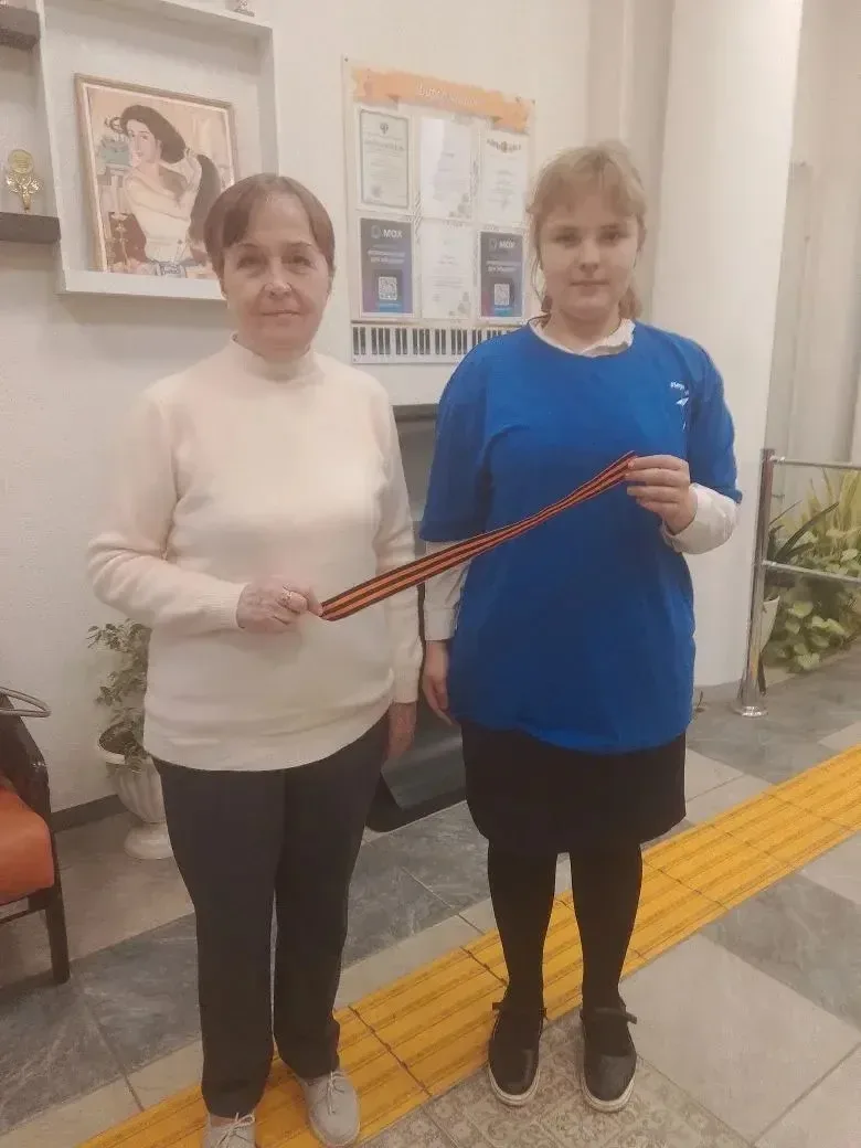 📍 Активисты Движения Первых нашей гимназии присоединились к всероссийской акции «Георгиевская ленточ