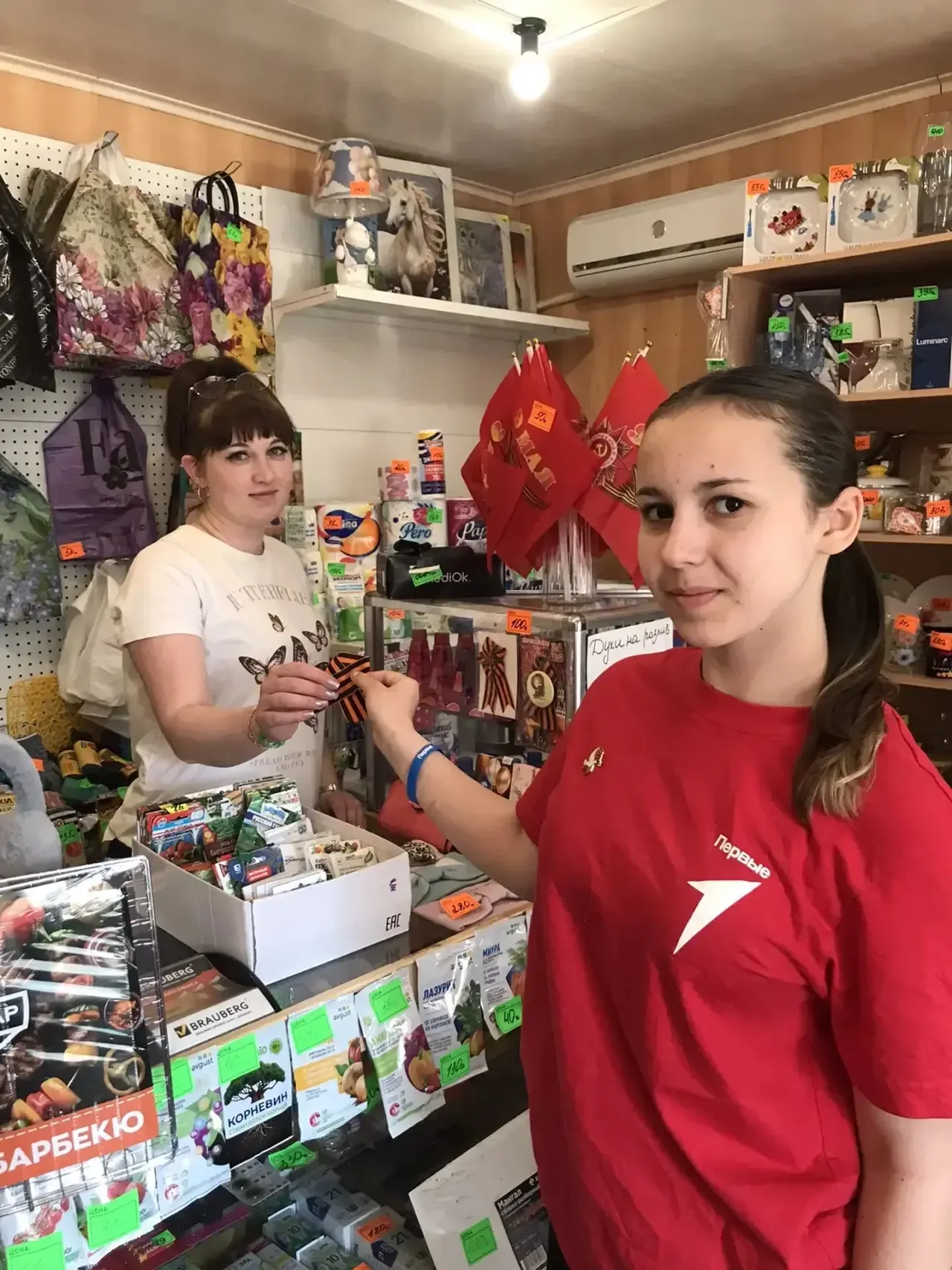 📍 Активисты Движения Первых нашей гимназии присоединились к всероссийской акции «Георгиевская ленточ