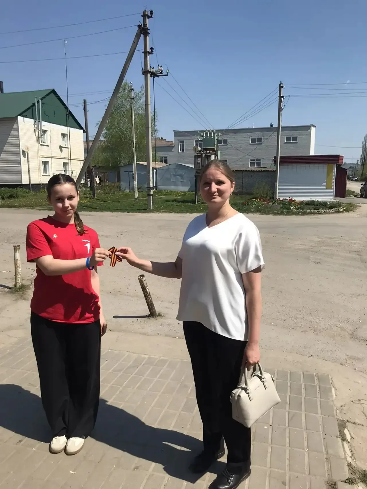 📍 Активисты Движения Первых нашей гимназии присоединились к всероссийской акции «Георгиевская ленточ