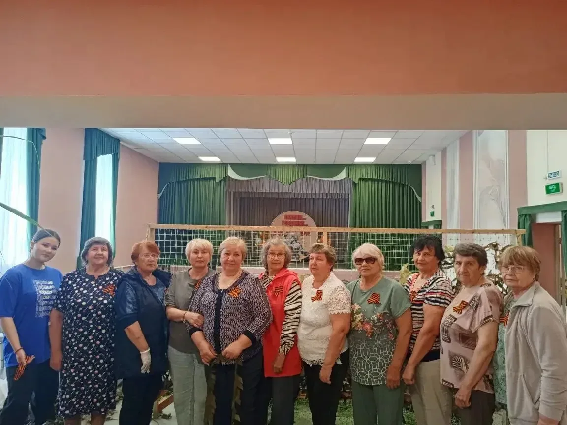 📍 Активисты Движения Первых нашей гимназии присоединились к всероссийской акции «Георгиевская ленточ