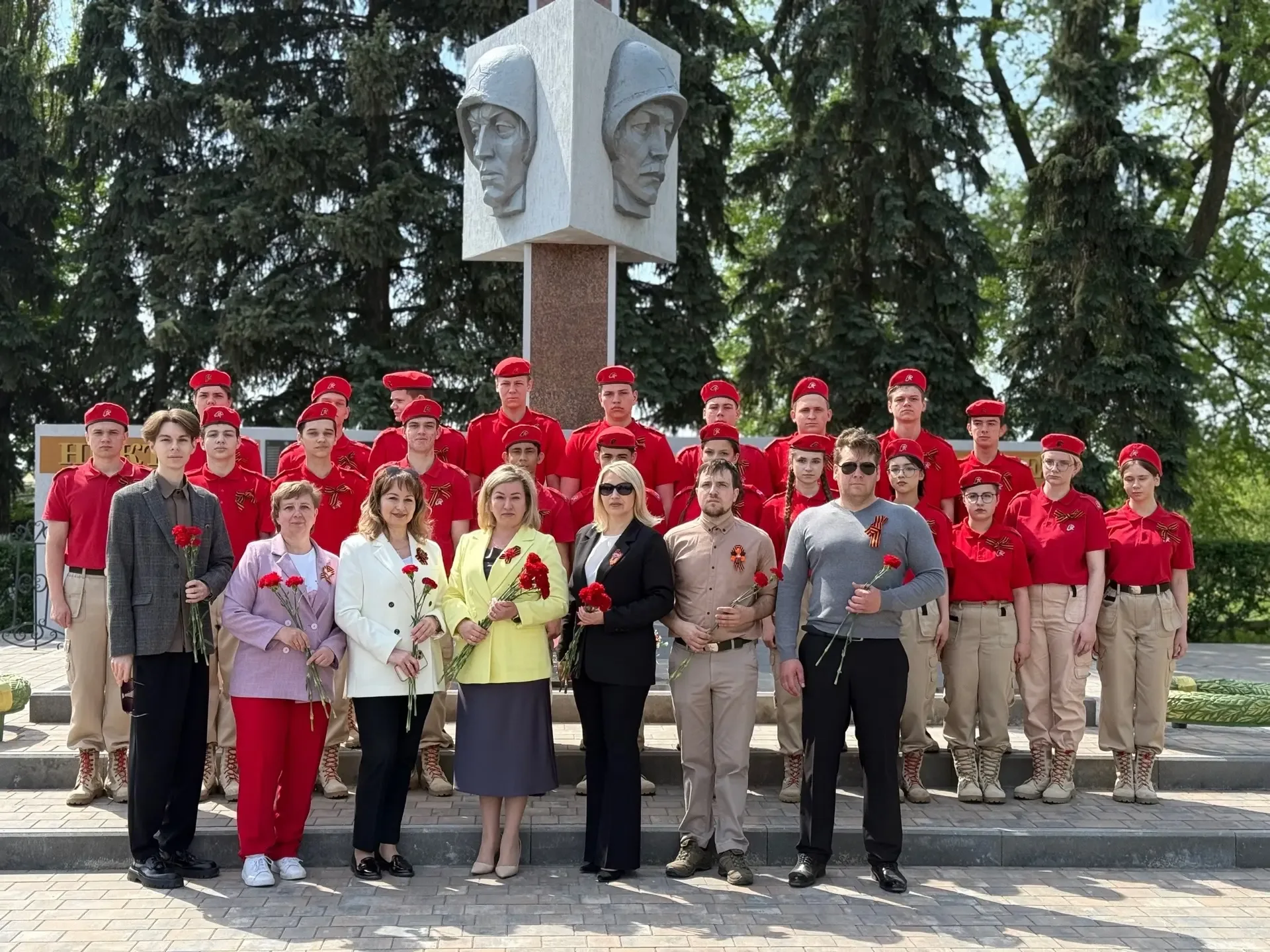 📍 В сёлах Крутогорье и Грязное состоялись торжественные церемонии возложения цветов к памятникам пог