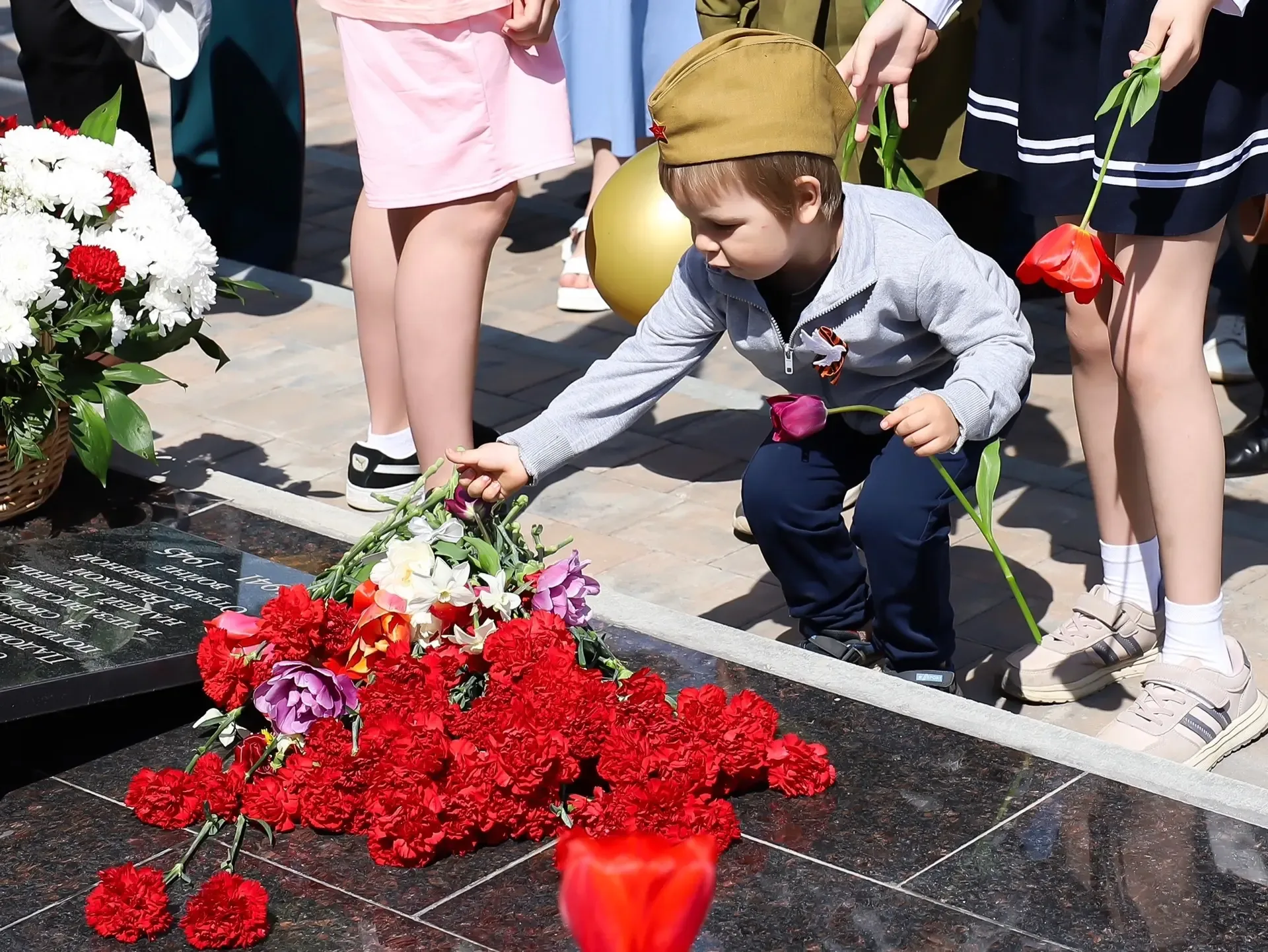 📍 В сёлах Крутогорье и Грязное состоялись торжественные церемонии возложения цветов к памятникам пог