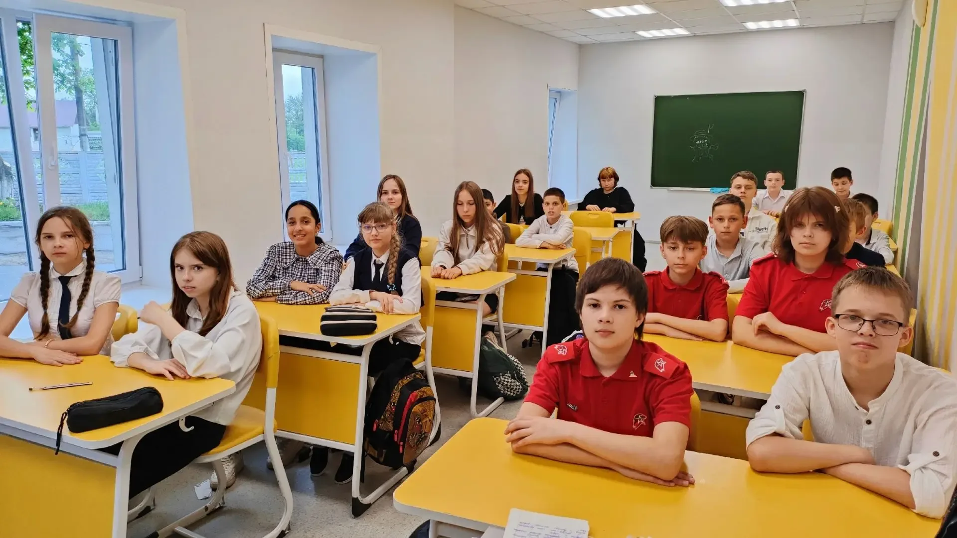 📍 Сегодня в 6 «В» классе прошел классный час «Мы выбираем жизнь!».  На встрече ребята обсудили, как 